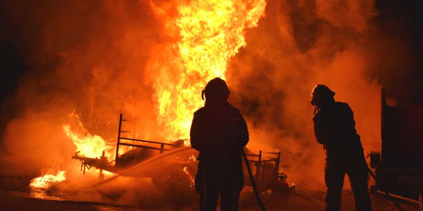 Oplegger met drugsafval in brand aangetroffen