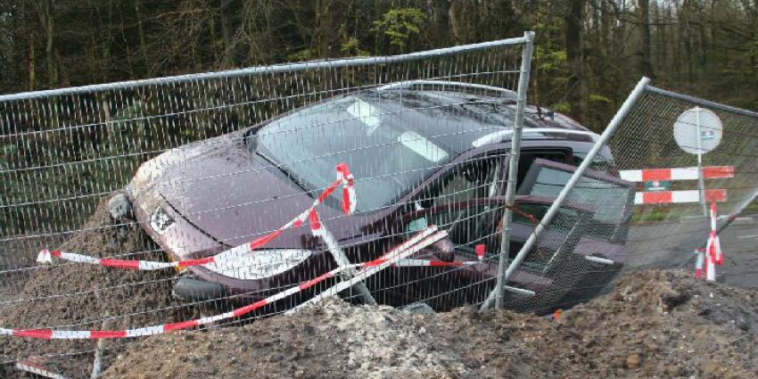 Auto rijdt door wegafzetting bij Schoonloo