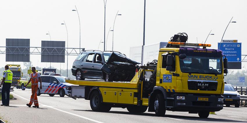 Auto botst op vrachtwagen op A2 bij Eindhoven