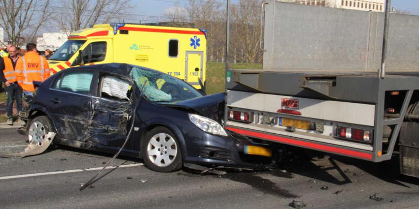 Aanrijding tussen auto en vrachtwagens