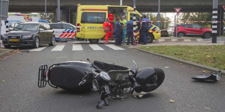 Scooterrijder gewond na aanrijding met auto
