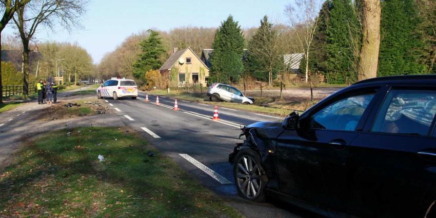 Automobiliste in sloot en gewond na botsing tegenligger Schoonloo