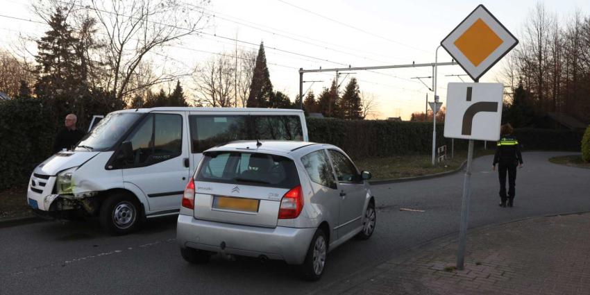 Taxibusje betrokken bij ongeval op Spoorweglaan in Best