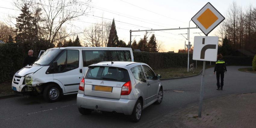 Taxibusje betrokken bij ongeval op Spoorweglaan in Best