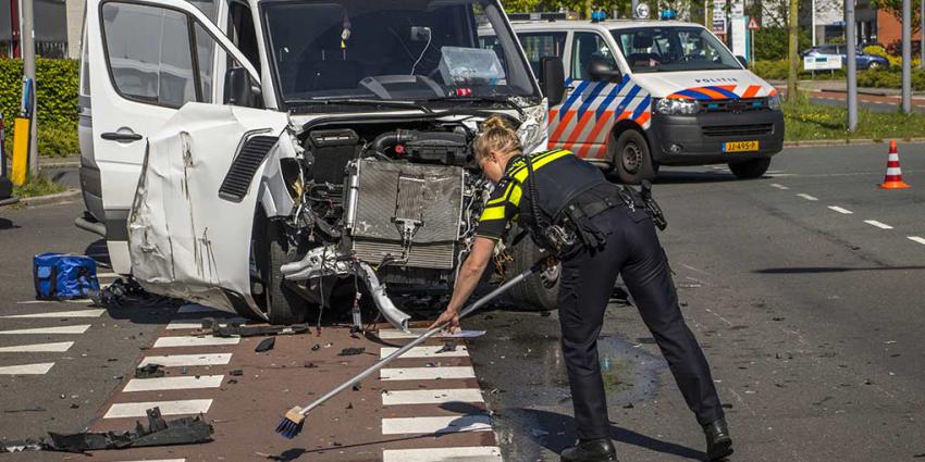 Veel blik- plasticschade bij aanrijding bus vrachtauto
