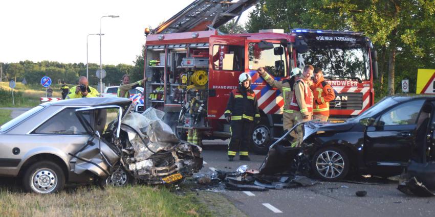 Twee gewonden bij frontale aanrijding