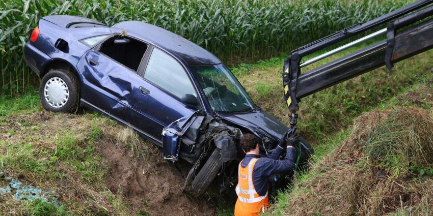 Auto over de kop de sloot in Liempde