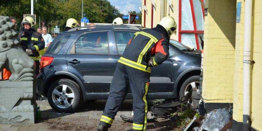 Auto rijdt wokrestaurant binnen na aanrijding met fietser