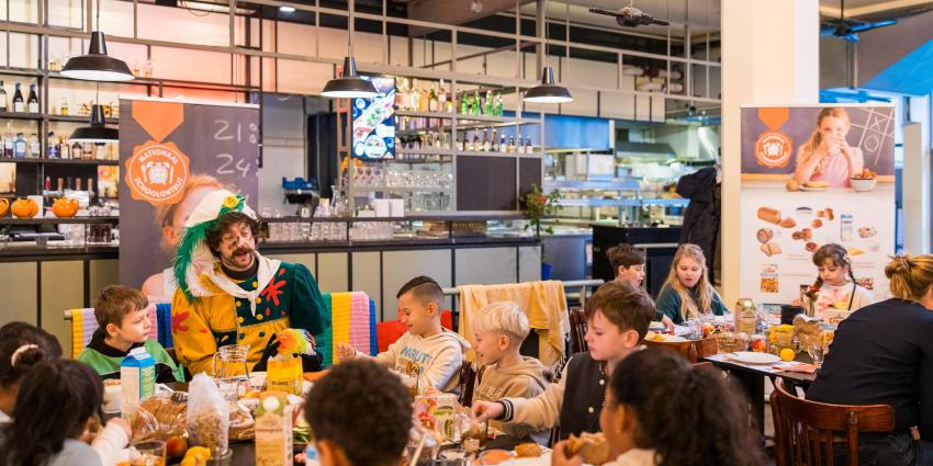 Bakpiet geeft kinderen in Dudok Den Haag het goede ontbijtvoorbeeld.