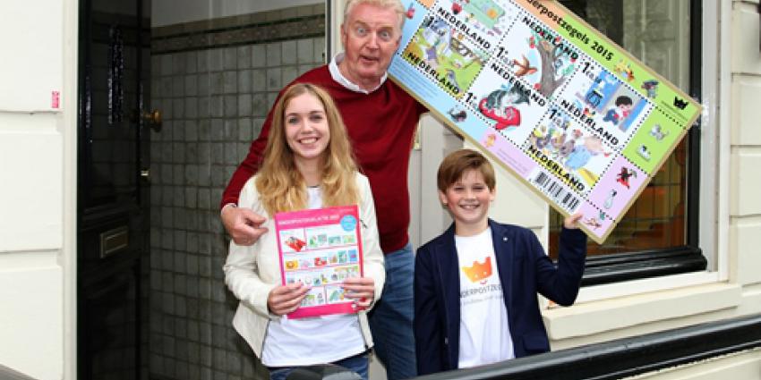 André van Duin koopt eerste kinderpostzegels 2015