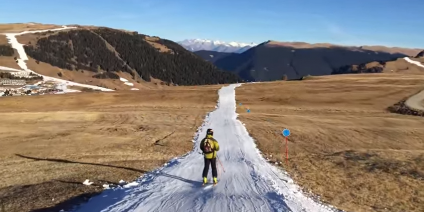 Skiën tussen de weilanden in de Alpen