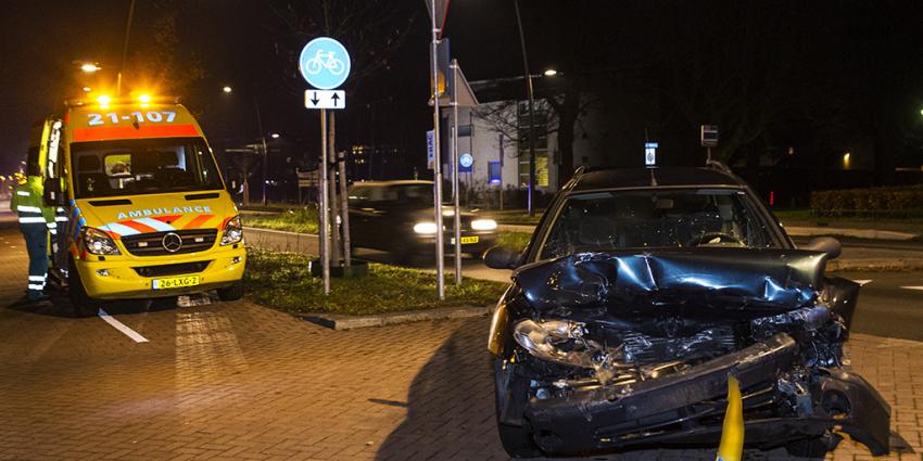 Foto van ambulance en auto na aanrijding | Sander van Gils | www.persburosandervangils.nl