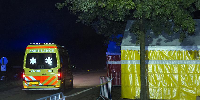 Foto van ambulance bij tent in donker | Sander van Gils | www.persburosandervangils.nl