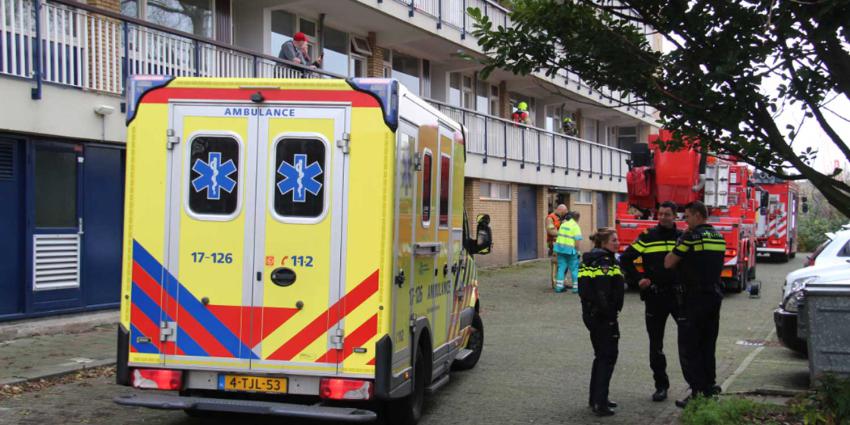 Bewoner ademt rook in bij keukenbrand Schiedam