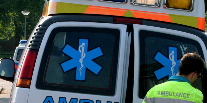 Drie gewonden en winkelpand zwaar beschadigd door aanrijding auto