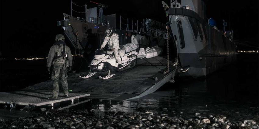 amfibische-landing-sneeuwscooter-militairen