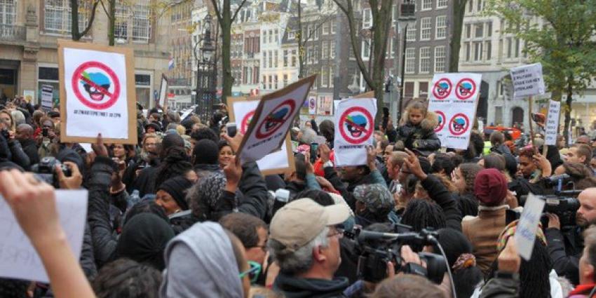 300 demonstranten tegen Zwarte Piet naar Dokum
