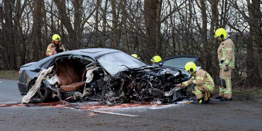 Auto klapt frontaal op paal verkeersbord