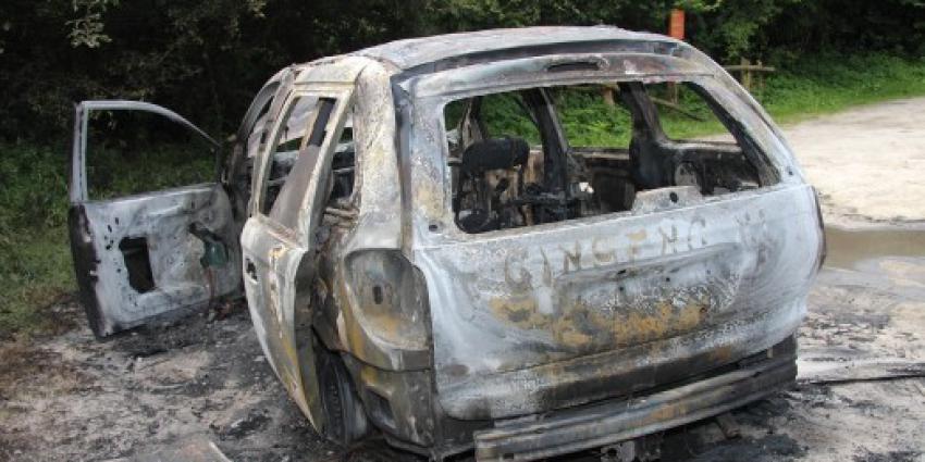 Foto van uitgebrande Chrysler Voager | Politie