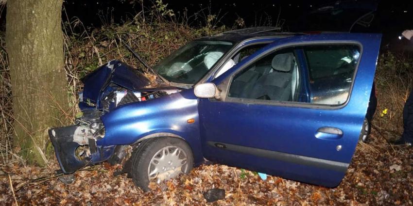 Automobiliste gewond na frontale botsing op boom bij Coevorden