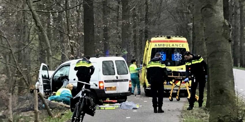 Traumateam naar bestuurder die met auto van de weg is geraakt