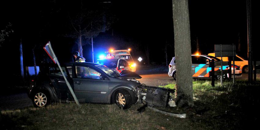 auto-botsing-boom-politieauto