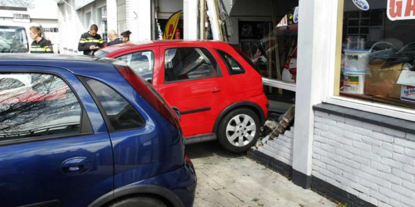 Auto rijdt door gevel na botsing
