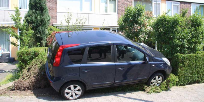 Automobilist rijdt tuin binnen