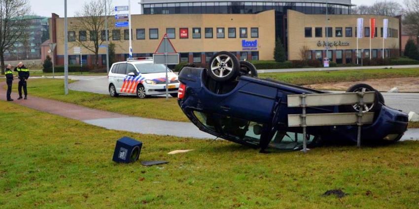 Auto slaat over de kop op Lloydsplein in Veendam