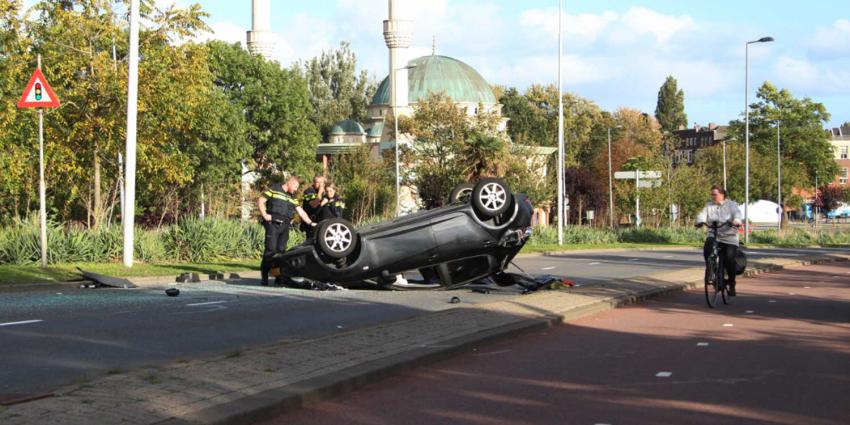 Auto over de kop na ongeval