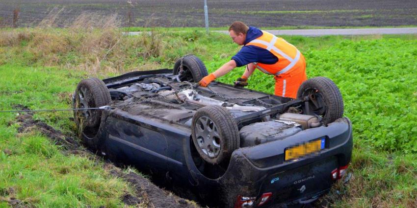 Auto op de kop in de sloot bij Kiel-Windeweer