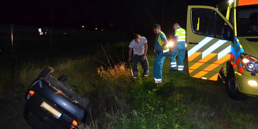 Auto op zijn kop in sloot Esschebaan Boxtel, bestuurder neemt de benen