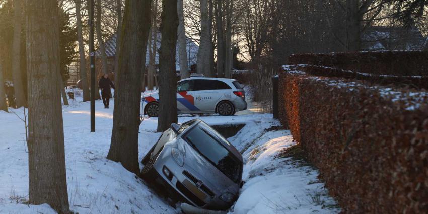 auto-sneeuw-sloot-politieauto