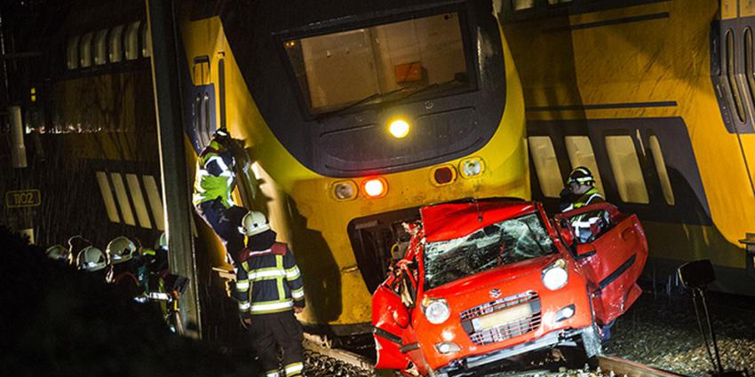 Foto van door trein geramde auto | Sander van Gils | www.persburosandervangils.nl