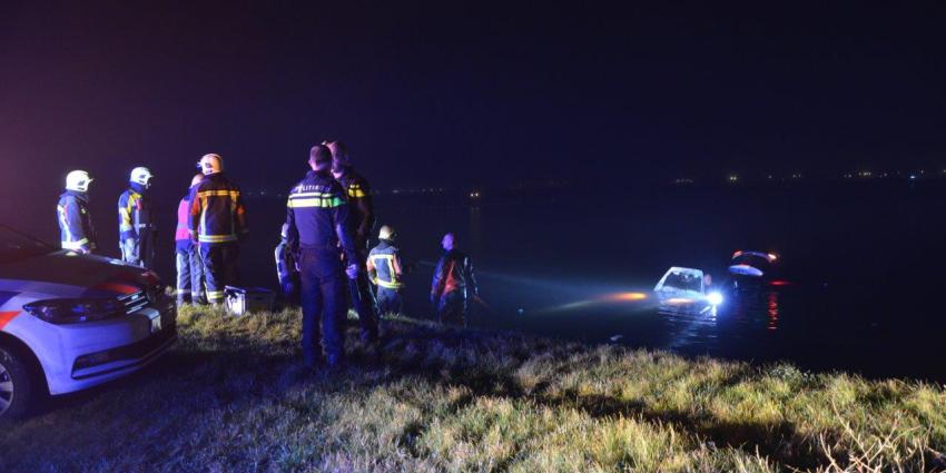 Ouder echtpaar met auto te water in Zuidbroek