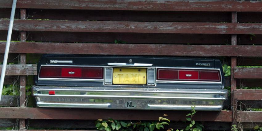 Auto in tuin, bestuurder er vandoor