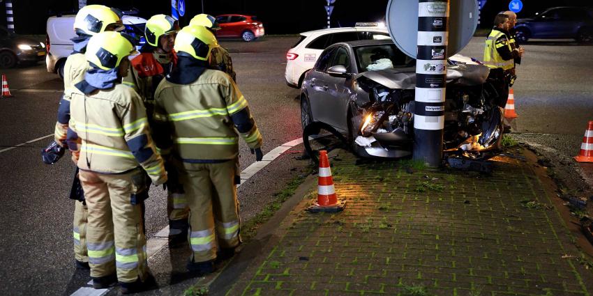 auto-verkeersmast-brandweermannen-politie