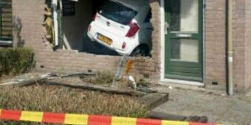 Vrouw rijdt met auto door gevel woonkamer binnen
