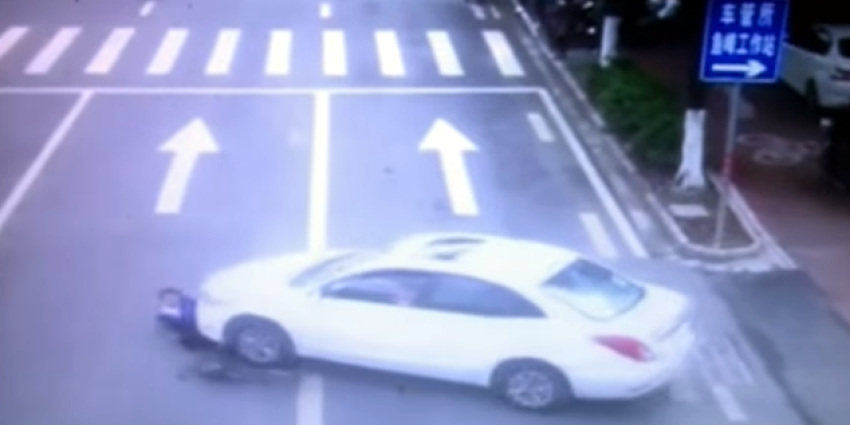 Omstanders redden vrouw die onder auto ligt