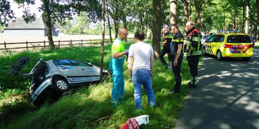 Auto belandt in sloot langs N624 in Haaren