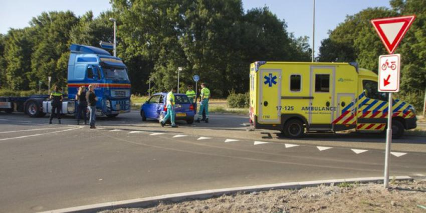 Vrachtwagen botst op auto in Schiedam 