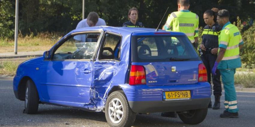 Vrachtwagen botst op auto in Schiedam 