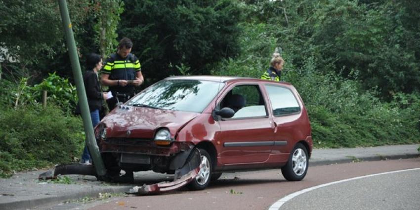 Auto botst op paal 