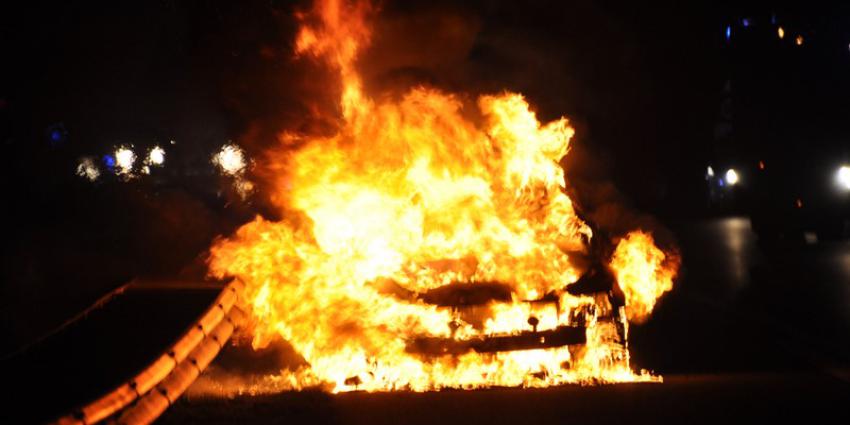 Auto volledig uitgebrand op A28 bij Eelde