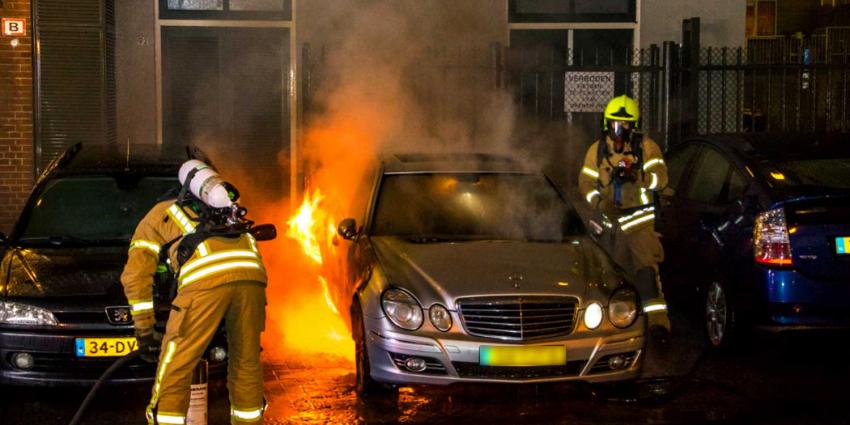 Autobrand lastig te blussen voor brandweer