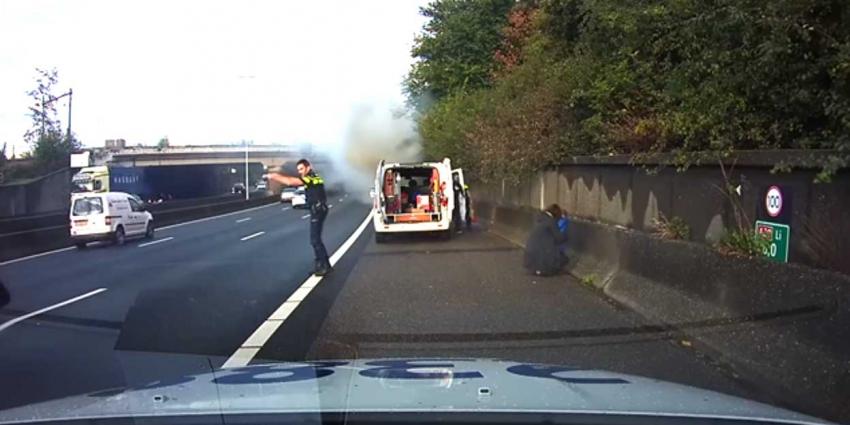 Man weet samen met agenten kinderen uit brandende auto te redden