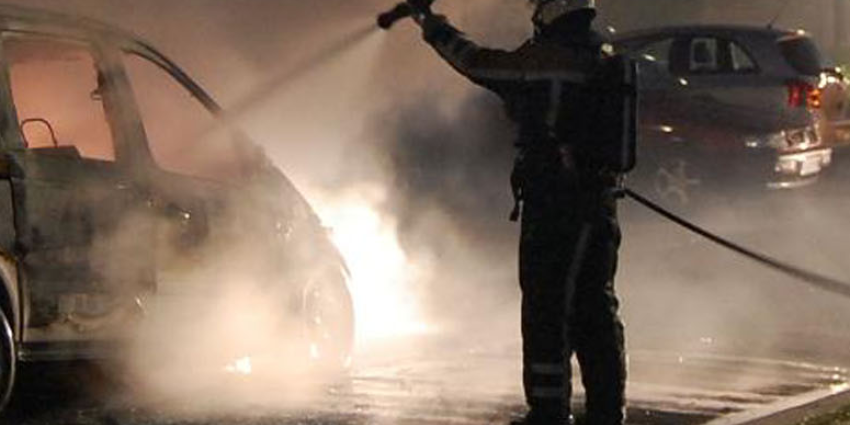 Politie onderzoekt negen autobranden