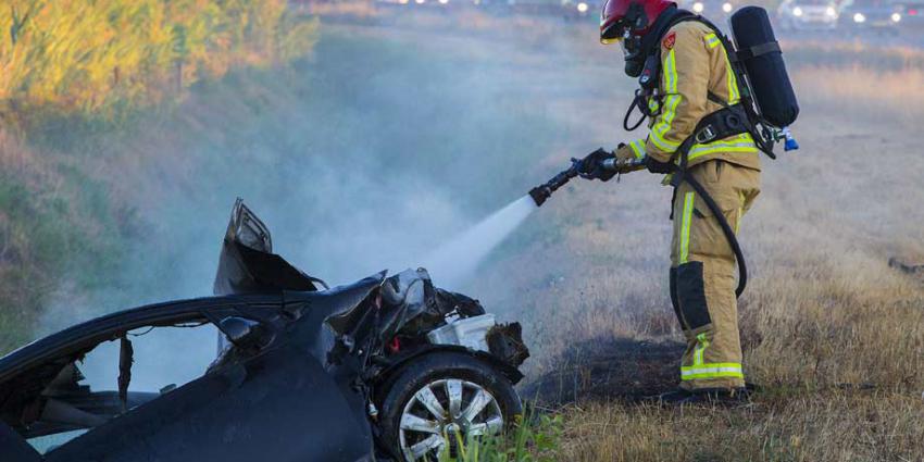 Auto in brand na ongeval A50. Bestuurder gewond