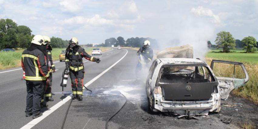 Auto van brandweerman vliegt in brand op A37 ter hoogte van Hoogeveen