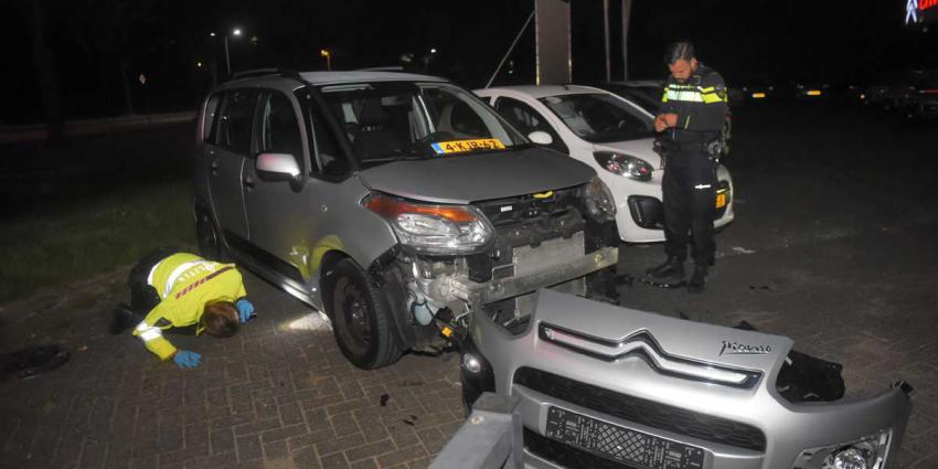 Autobumper na harde knal compleet van auto weggeblazen